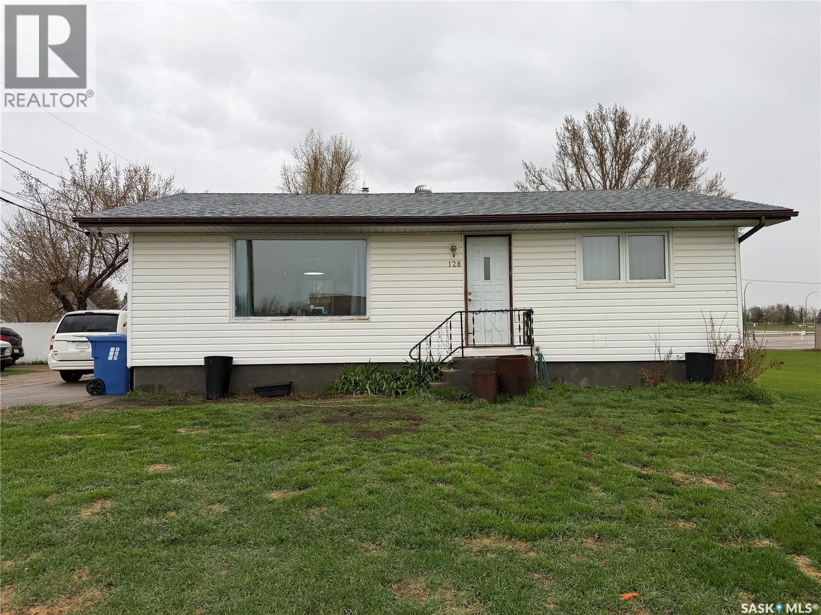 128 9Th Avenue E, Melville, SK - Outdoor With Exterior