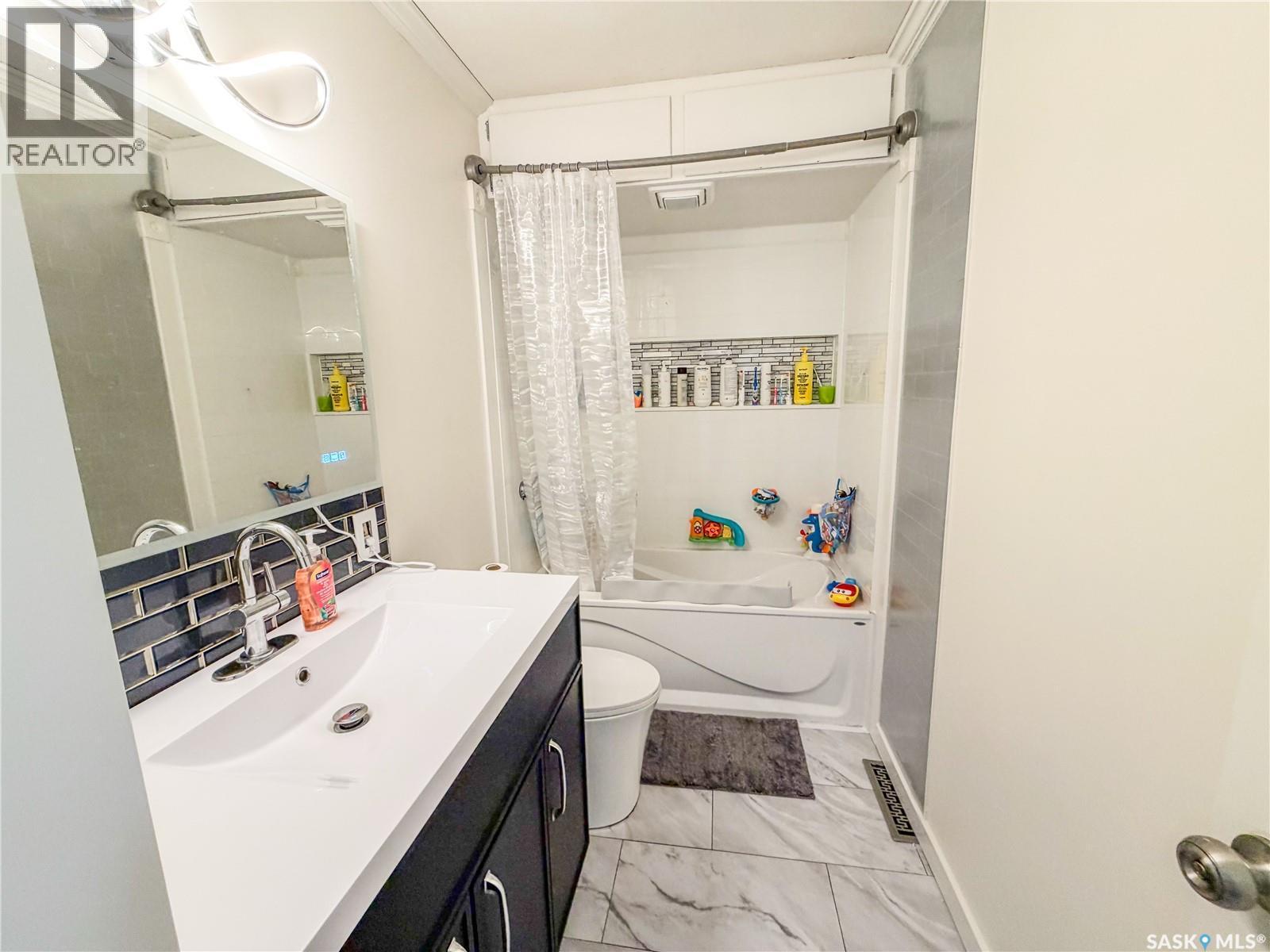128 9Th Avenue E, Melville, SK - Indoor Photo Showing Bathroom