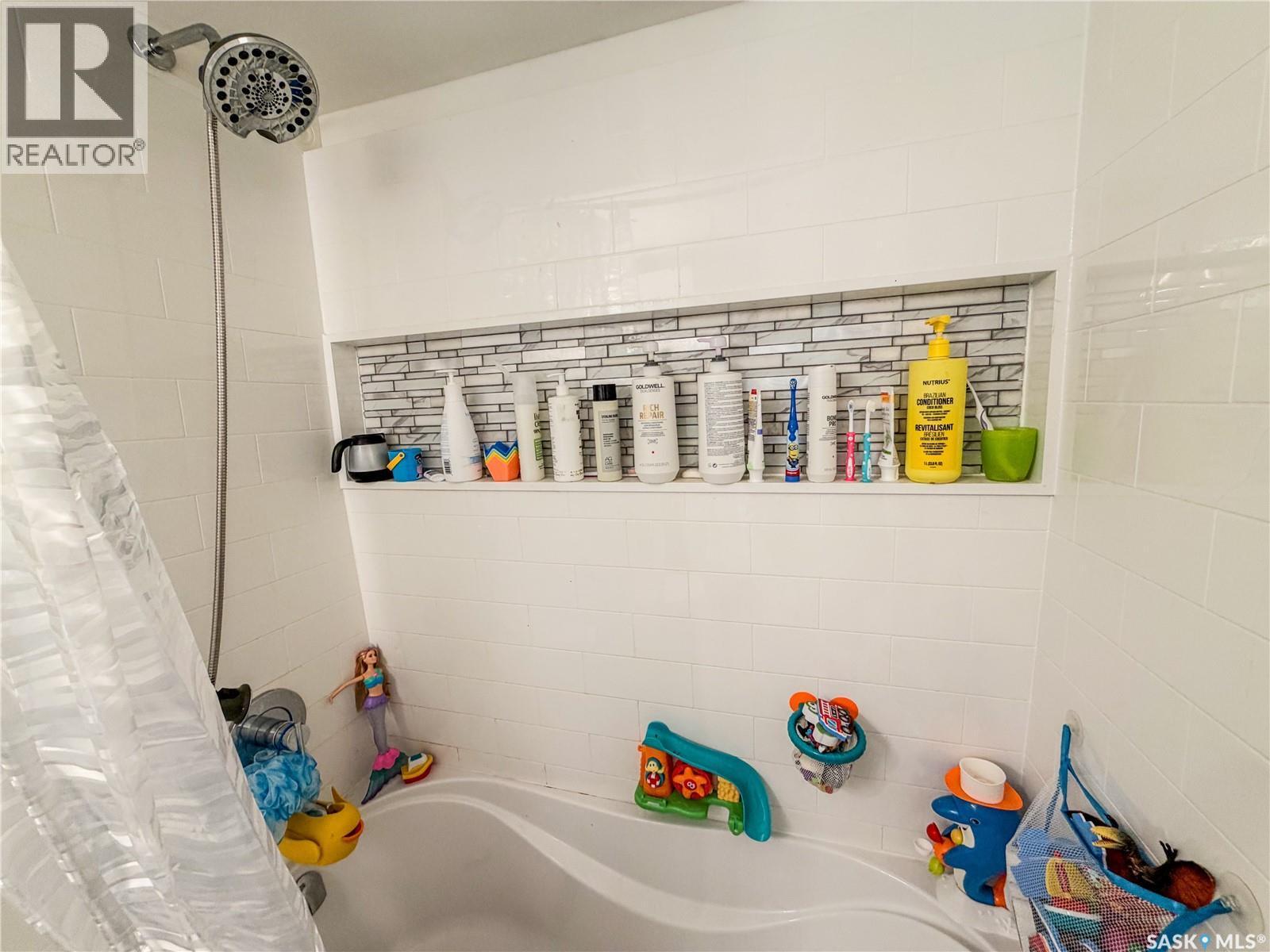 128 9Th Avenue E, Melville, SK - Indoor Photo Showing Bathroom