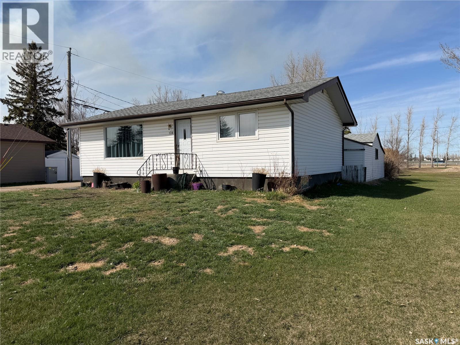 128 9Th Avenue E, Melville, SK - Outdoor With Exterior