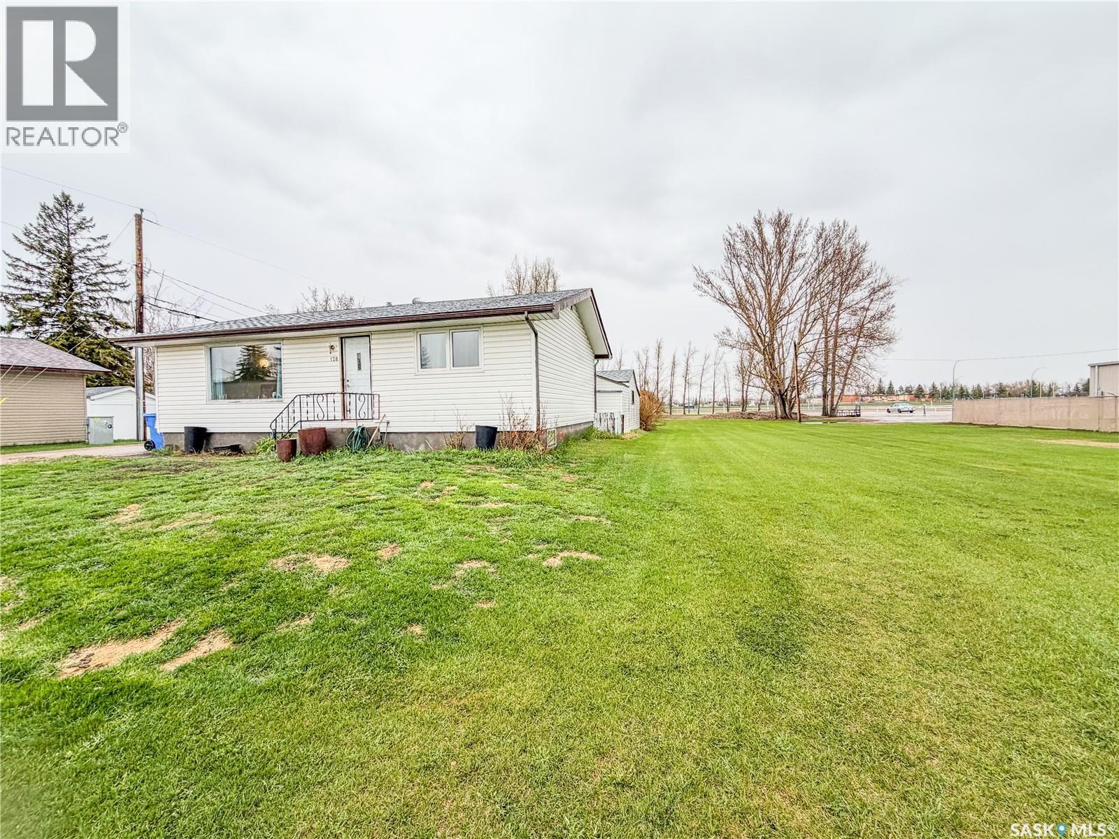 128 9Th Avenue E, Melville, SK - Outdoor