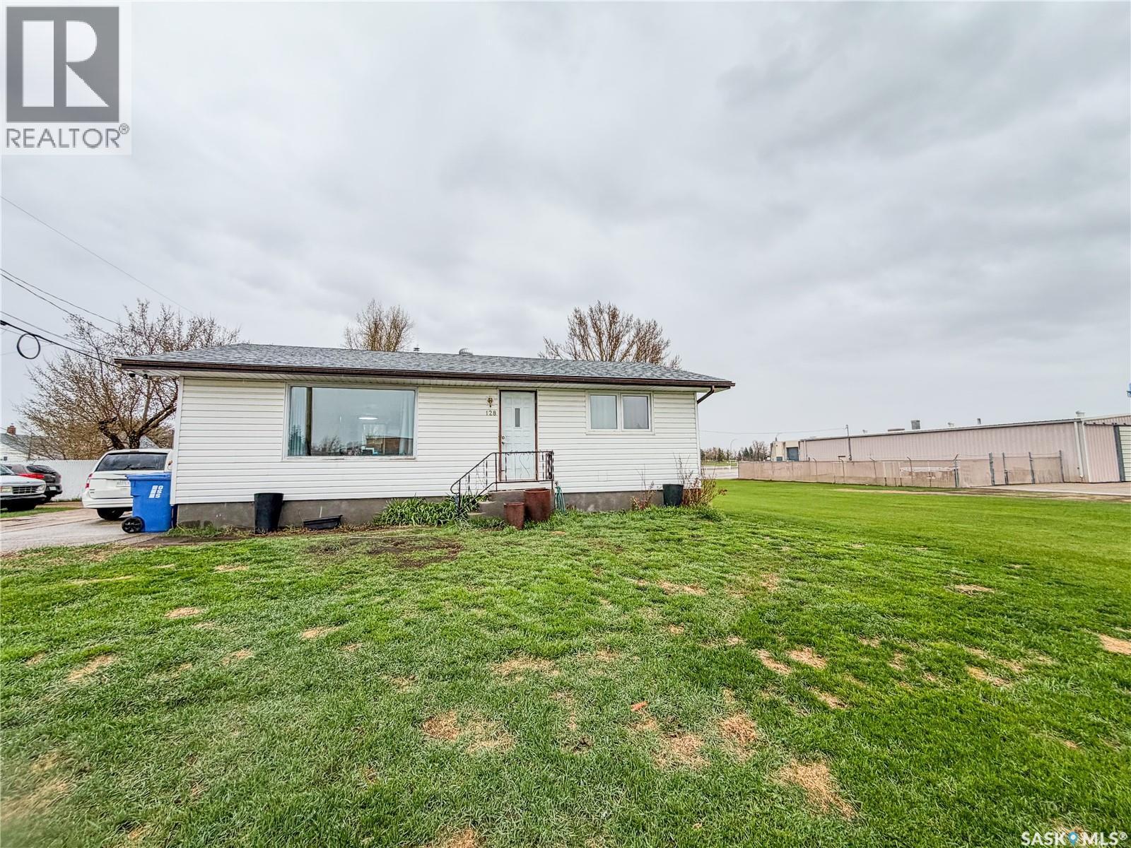 128 9Th Avenue E, Melville, SK - Outdoor