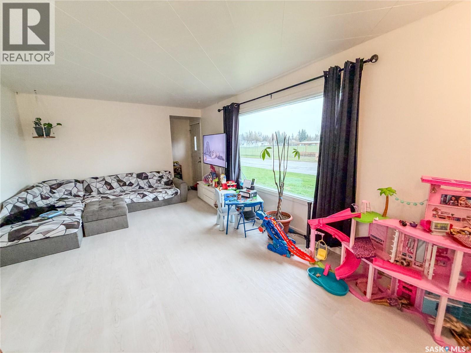 128 9Th Avenue E, Melville, SK - Indoor