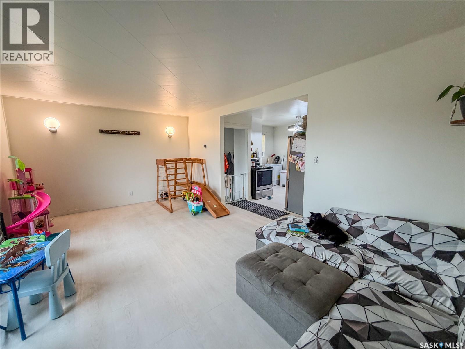 128 9Th Avenue E, Melville, SK - Indoor