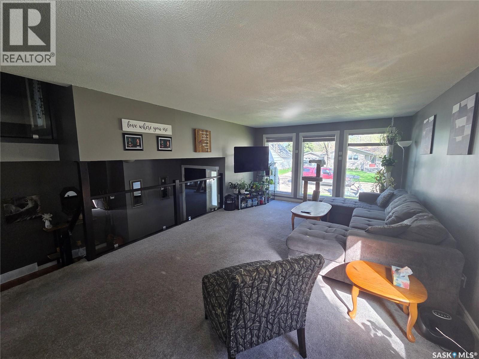 204 1St Street E, Carlyle, SK - Indoor Photo Showing Living Room