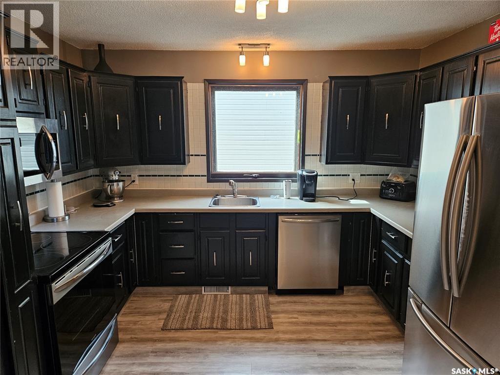 204 1St Street E, Carlyle, SK - Indoor Photo Showing Kitchen