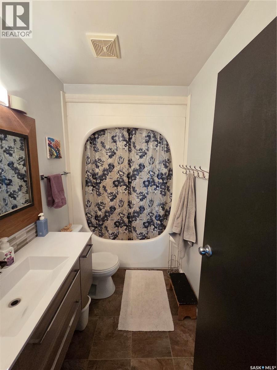 204 1St Street E, Carlyle, SK - Indoor Photo Showing Bathroom
