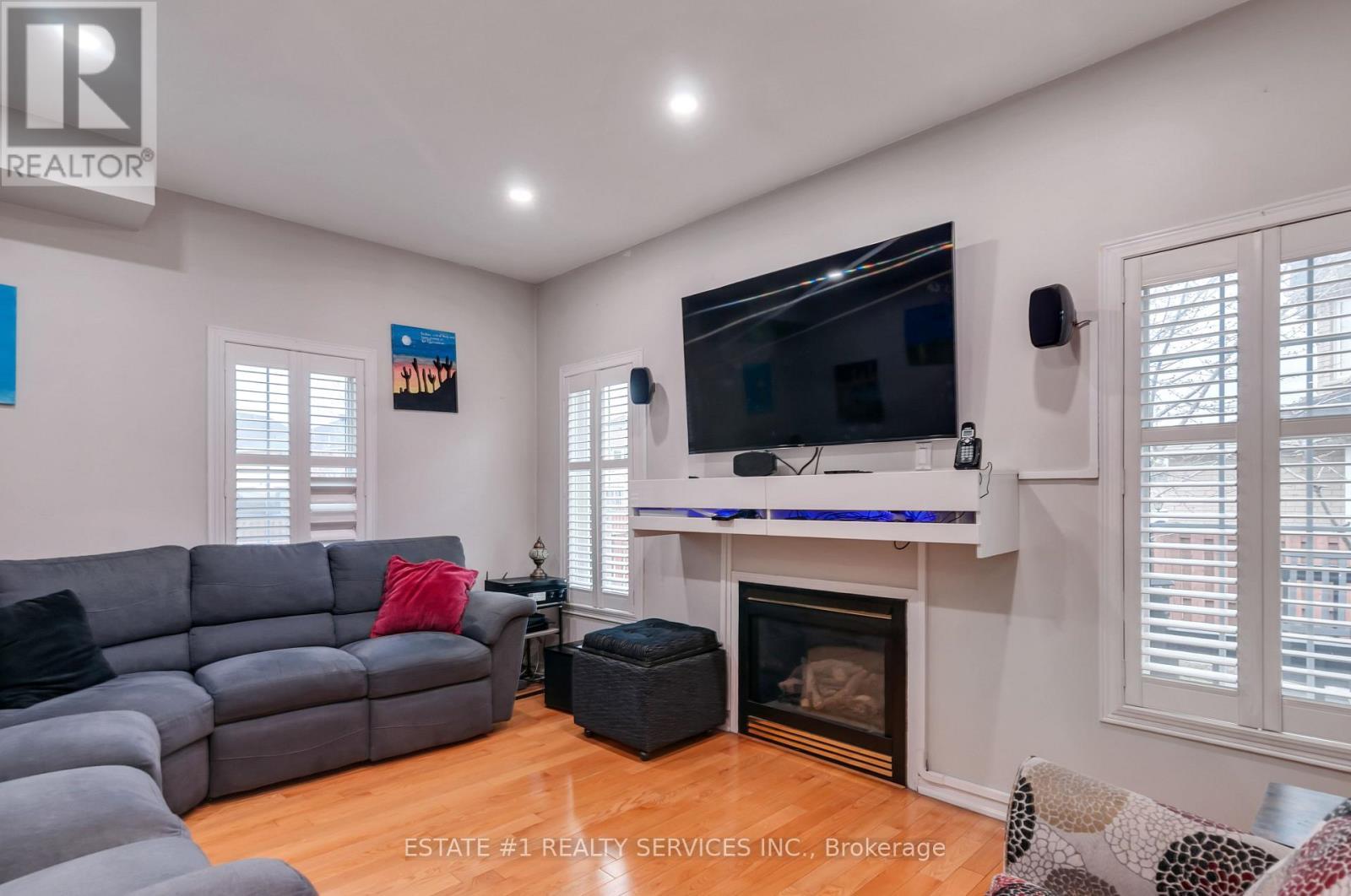 7448 Village Walk, Mississauga, ON - Indoor Photo Showing Living Room With Fireplace