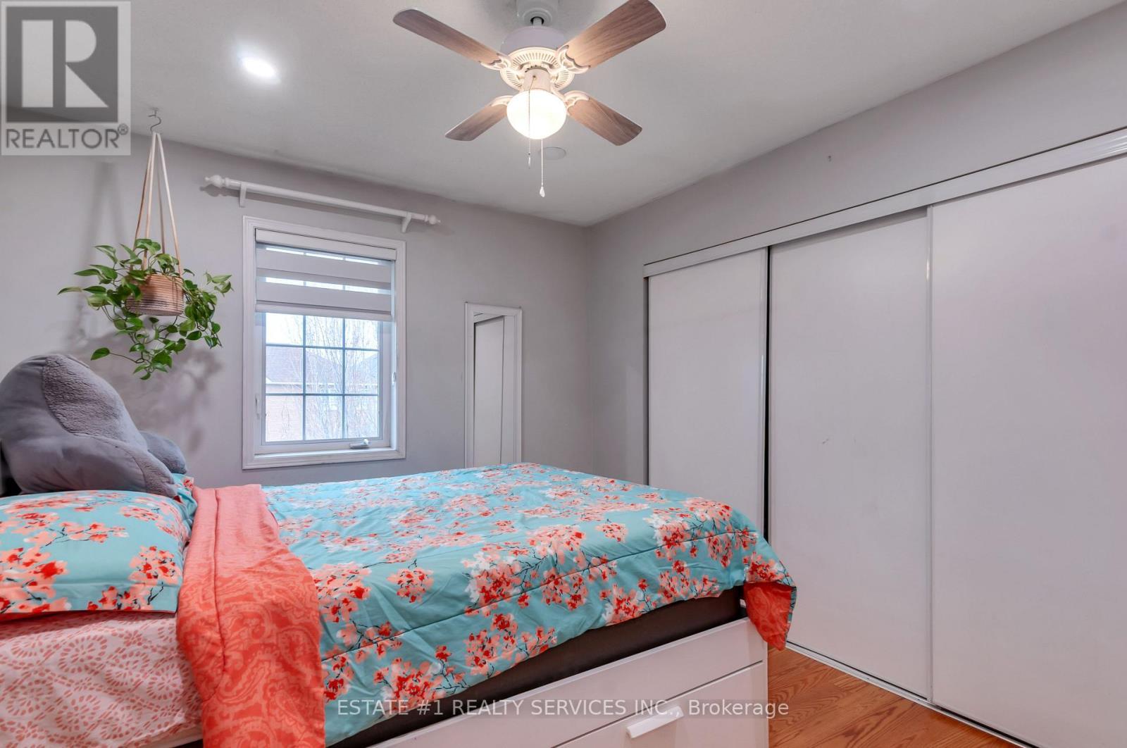 7448 Village Walk, Mississauga, ON - Indoor Photo Showing Bedroom