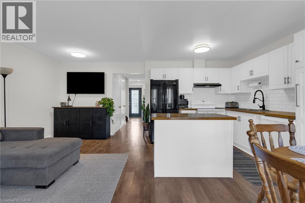Entertainer Friendly Main Floor Layout - 4 Parkside Crescent, Angus, ON - Indoor Photo Showing Kitchen