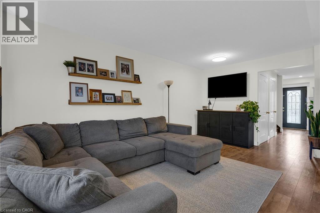 Bright and Airy Living Room - 4 Parkside Crescent, Angus, ON - Indoor Photo Showing Living Room