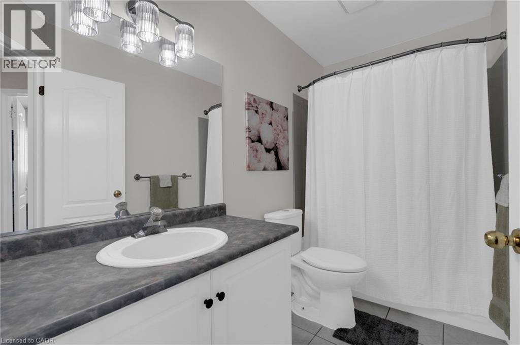 2nd Upstairs 4 piece Bathroom - 4 Parkside Crescent, Angus, ON - Indoor Photo Showing Bathroom