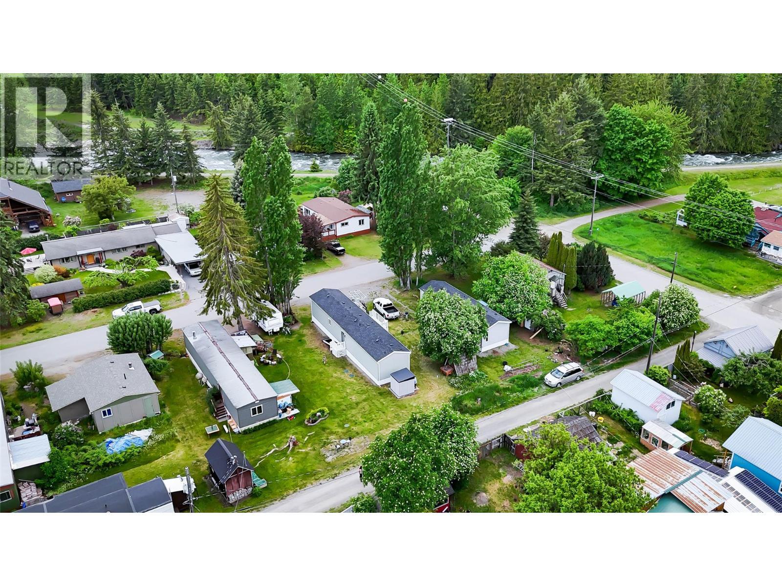 Birds eye view of manufactured home on park pad - 244 E Avenue Unit# 3, Kaslo, BC