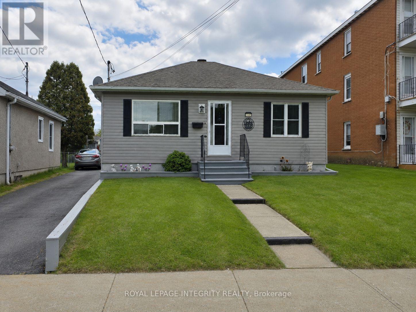 Beautiful curb appeal, pride of ownership - 145 Danis Avenue, Cornwall, ON - Outdoor