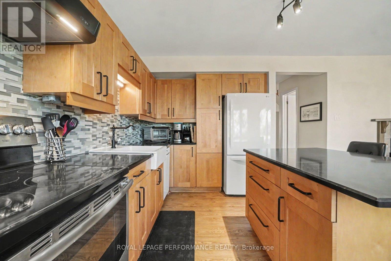 34 Huntview Private, Ottawa, ON - Indoor Photo Showing Kitchen