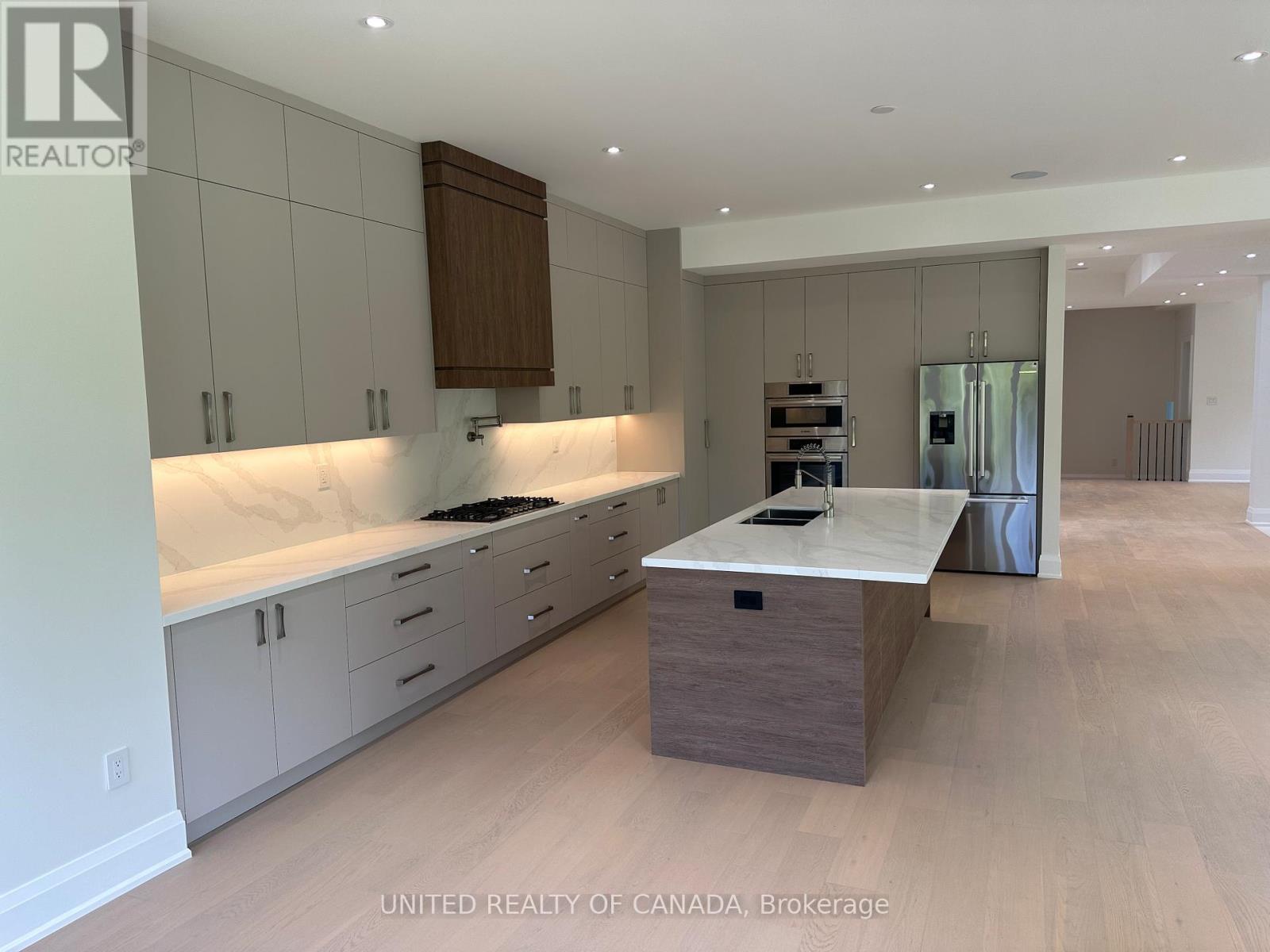 5 Cedar Crescent, Aurora, ON - Indoor Photo Showing Kitchen With Upgraded Kitchen
