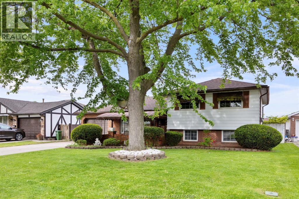 5649 Baldwin, Windsor, ON - Outdoor With Facade