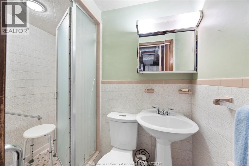 5649 Baldwin, Windsor, ON - Indoor Photo Showing Bathroom