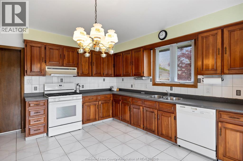 5649 Baldwin, Windsor, ON - Indoor Photo Showing Kitchen With Double Sink