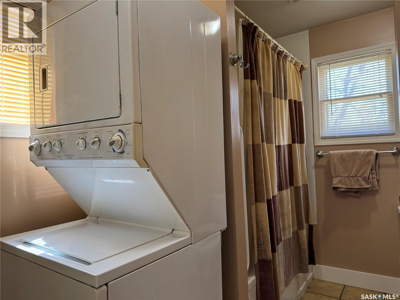 210 2Nd Street W, Wynyard, SK - Indoor Photo Showing Laundry Room