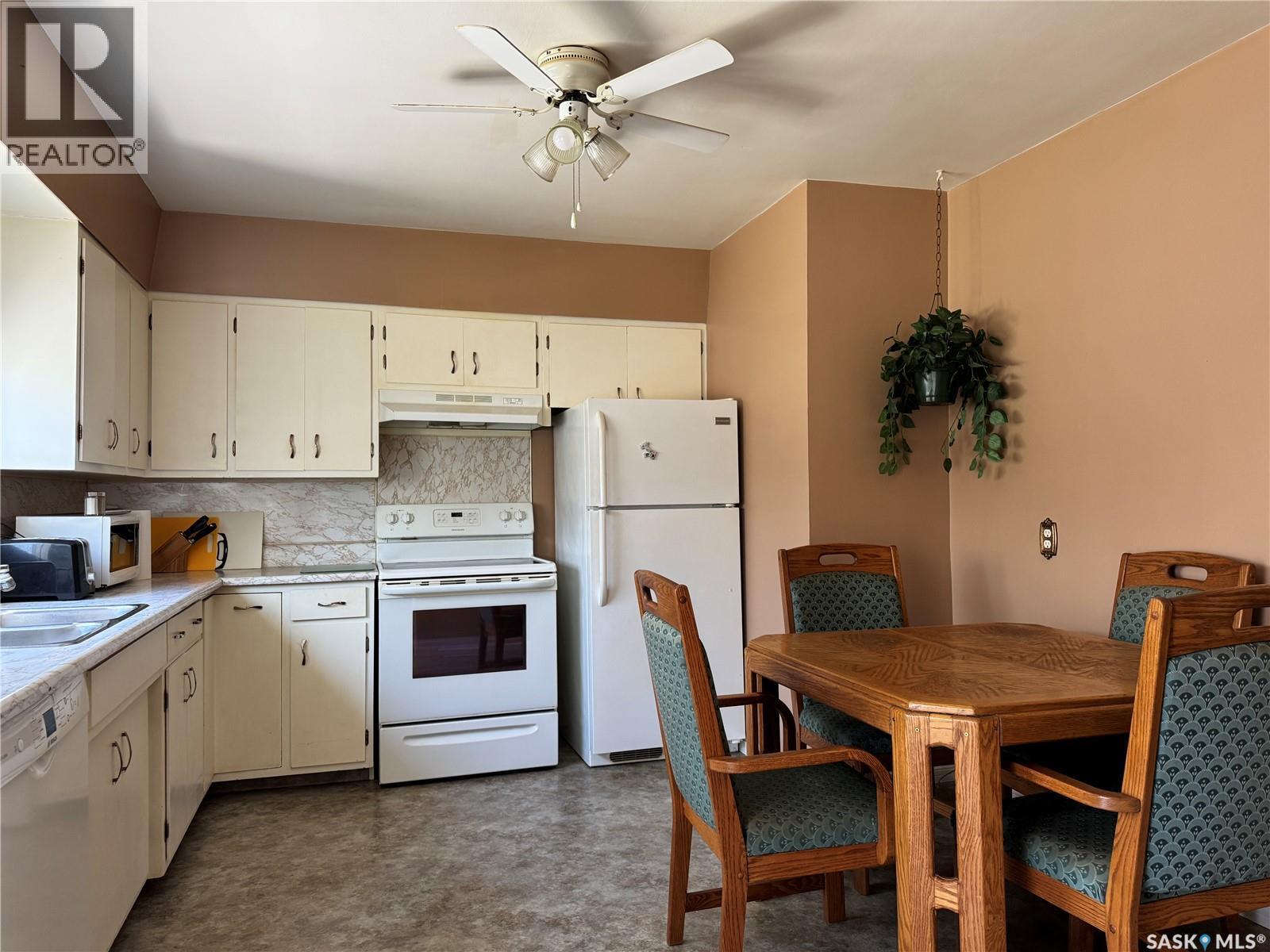 210 2Nd Street W, Wynyard, SK - Indoor Photo Showing Kitchen