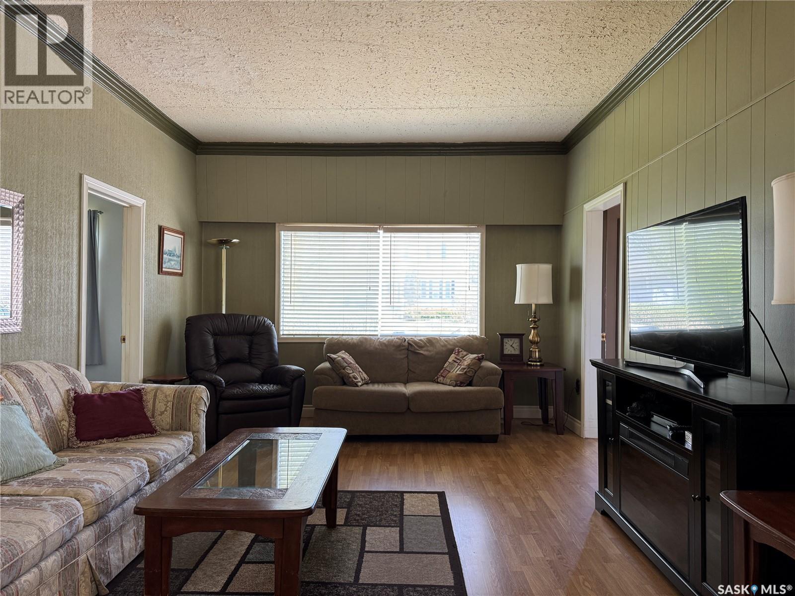 210 2Nd Street W, Wynyard, SK - Indoor Photo Showing Living Room