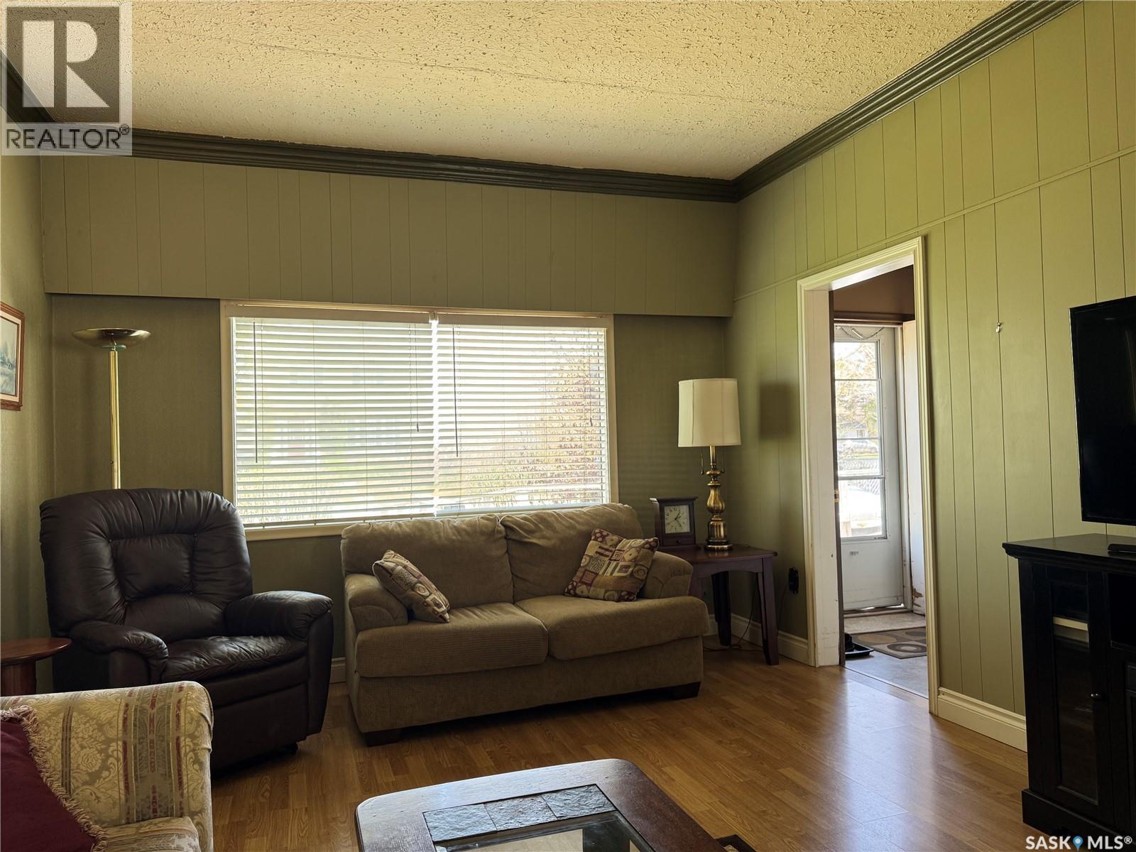 210 2Nd Street W, Wynyard, SK - Indoor Photo Showing Living Room