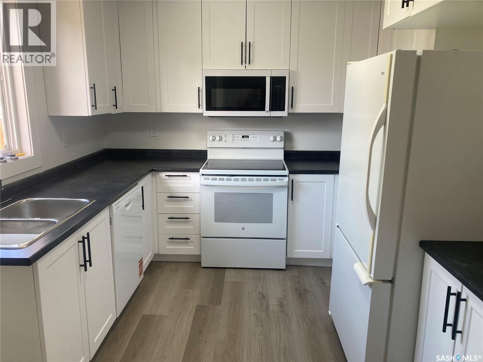 349 X Avenue S, Saskatoon, SK - Indoor Photo Showing Kitchen With Double Sink