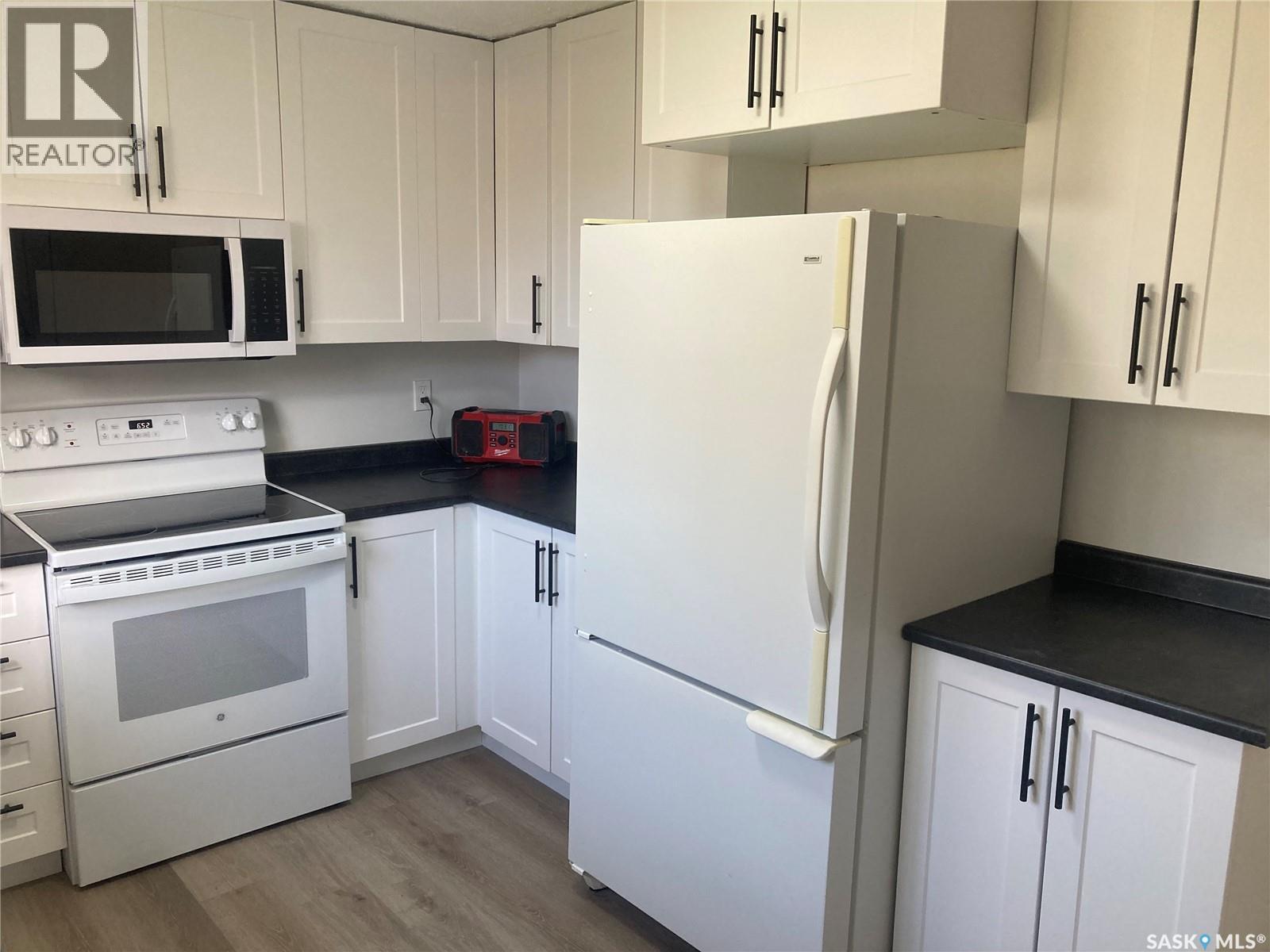 349 X Avenue S, Saskatoon, SK - Indoor Photo Showing Kitchen