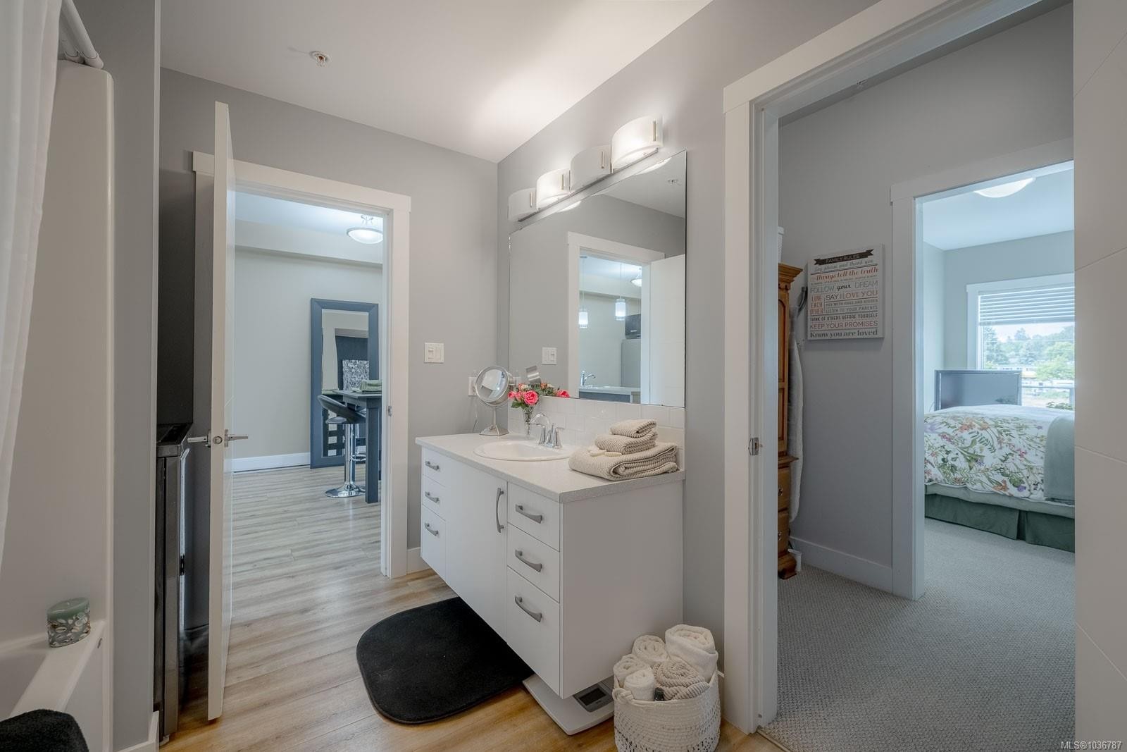 #206-5822 Garden St, Duncan, BC - Indoor Photo Showing Bathroom