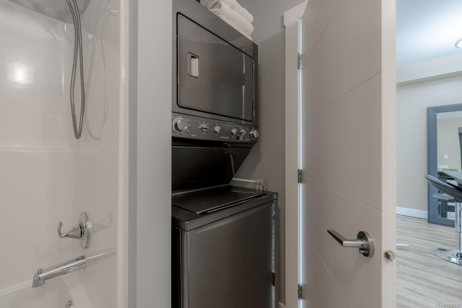 #206-5822 Garden St, Duncan, BC - Indoor Photo Showing Laundry Room