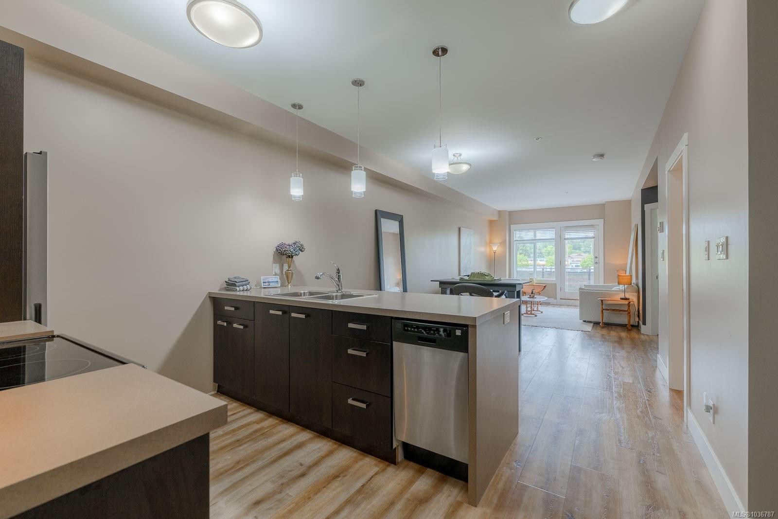 #206-5822 Garden St, Duncan, BC - Indoor Photo Showing Kitchen With Double Sink With Upgraded Kitchen