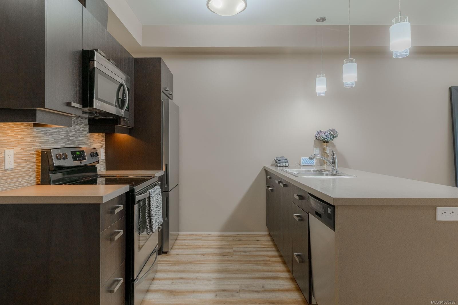 #206-5822 Garden St, Duncan, BC - Indoor Photo Showing Kitchen With Upgraded Kitchen