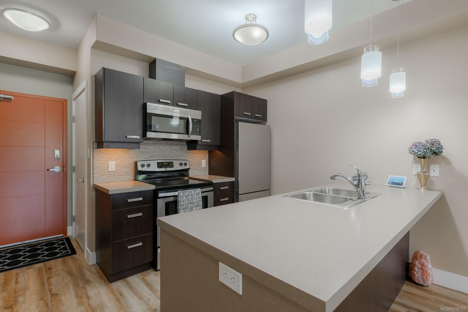 #206-5822 Garden St, Duncan, BC - Indoor Photo Showing Kitchen With Double Sink