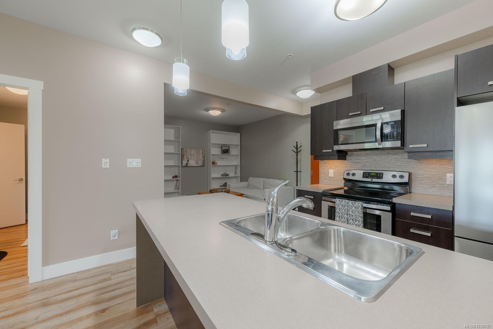 #206-5822 Garden St, Duncan, BC - Indoor Photo Showing Kitchen With Double Sink With Upgraded Kitchen
