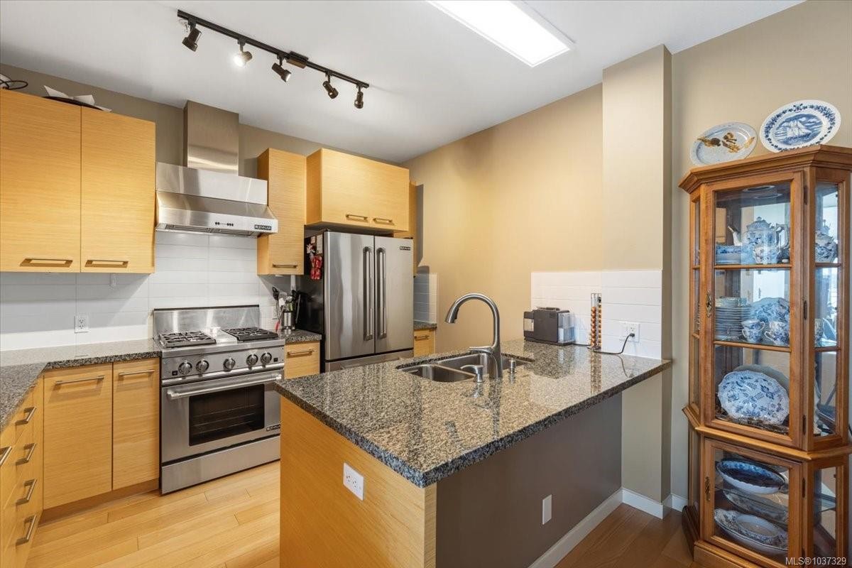 #711-38 Front St, Nanaimo, BC - Indoor Photo Showing Kitchen With Double Sink