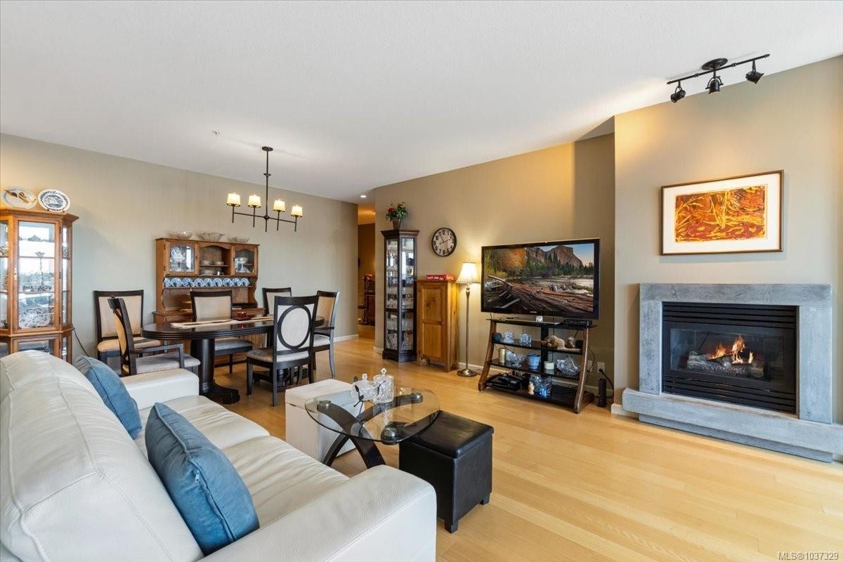 #711-38 Front St, Nanaimo, BC - Indoor Photo Showing Living Room With Fireplace
