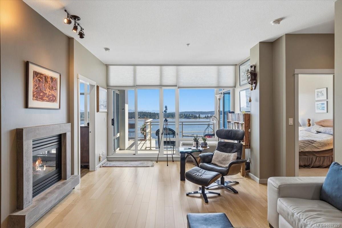 #711-38 Front St, Nanaimo, BC - Indoor Photo Showing Living Room With Fireplace