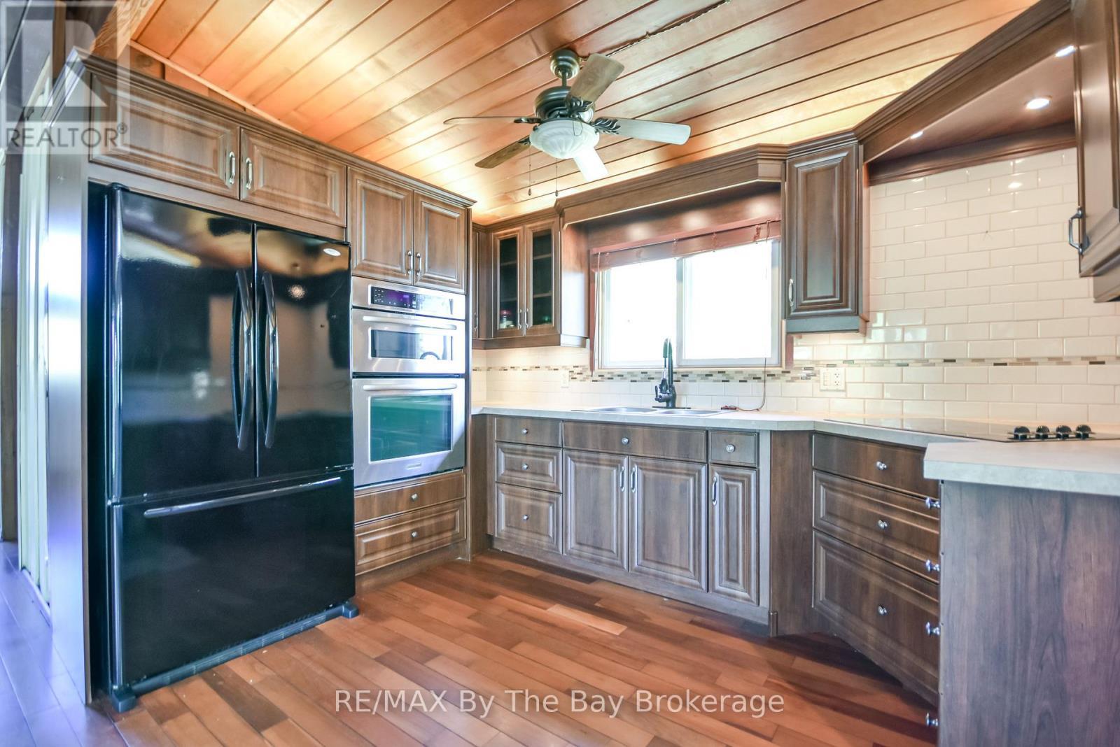 22 Talon Trail, Tiny, ON - Indoor Photo Showing Kitchen
