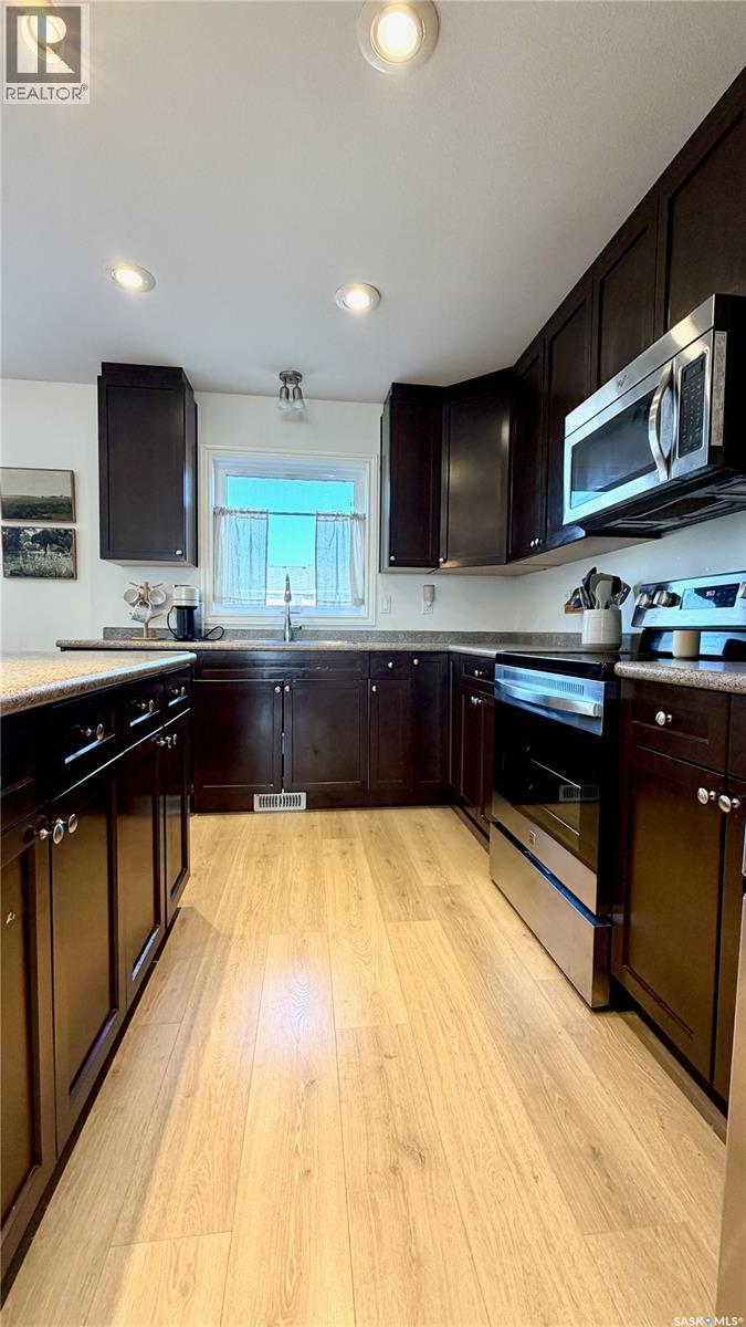 230 Veltkamp Lane, Saskatoon, SK - Indoor Photo Showing Kitchen