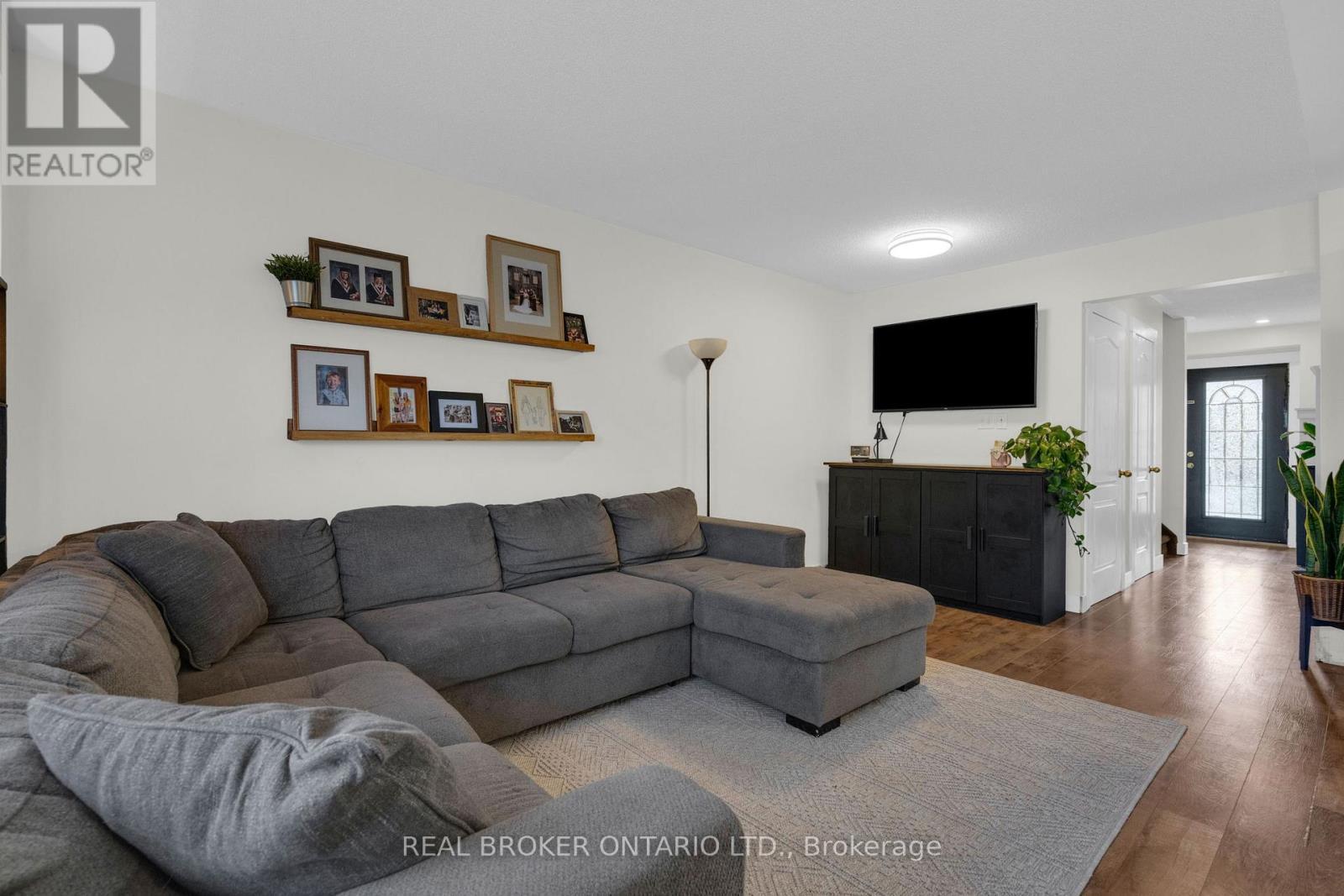 4 Parkside Crescent, Essa, ON - Indoor Photo Showing Living Room