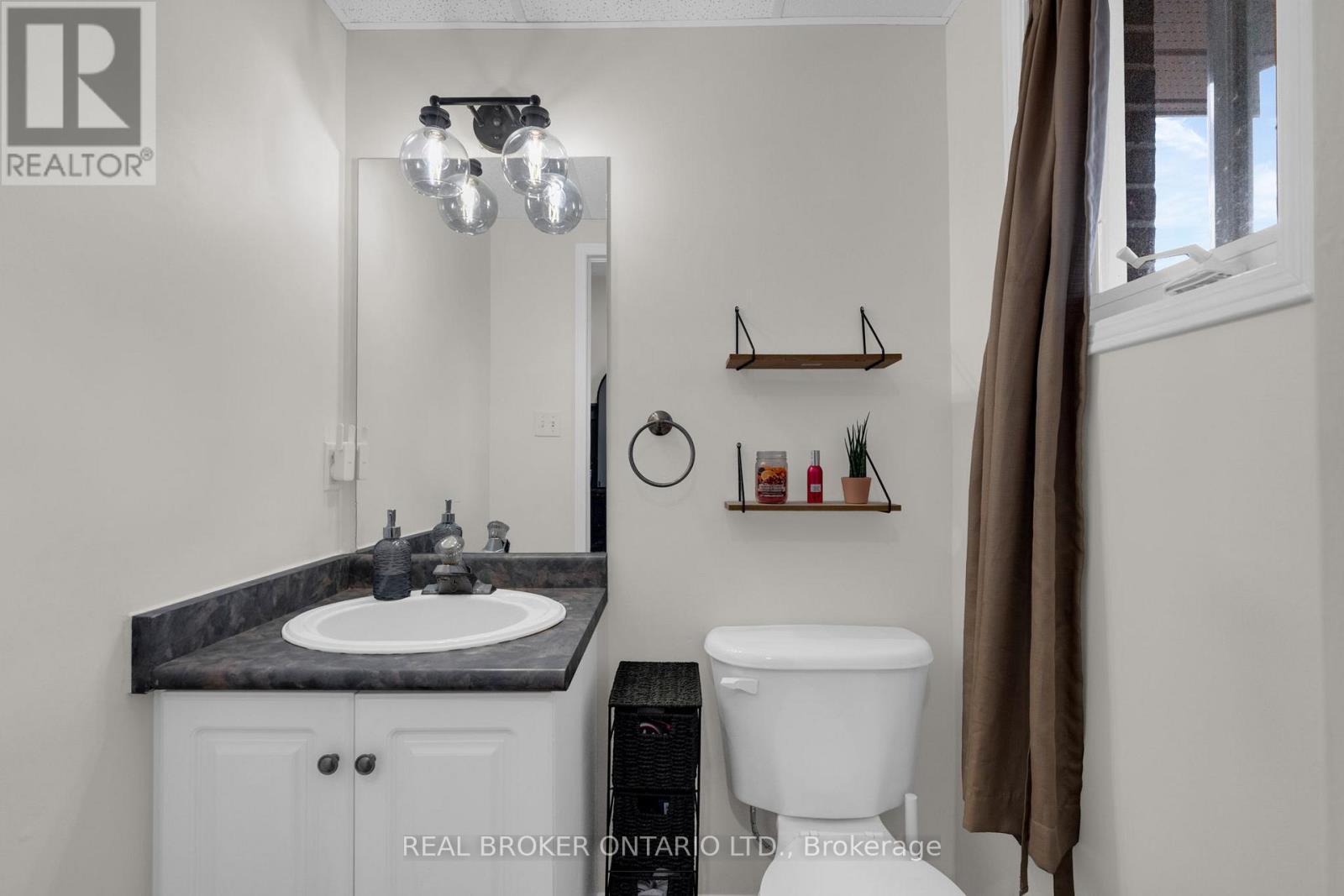 4 Parkside Crescent, Essa, ON - Indoor Photo Showing Bathroom