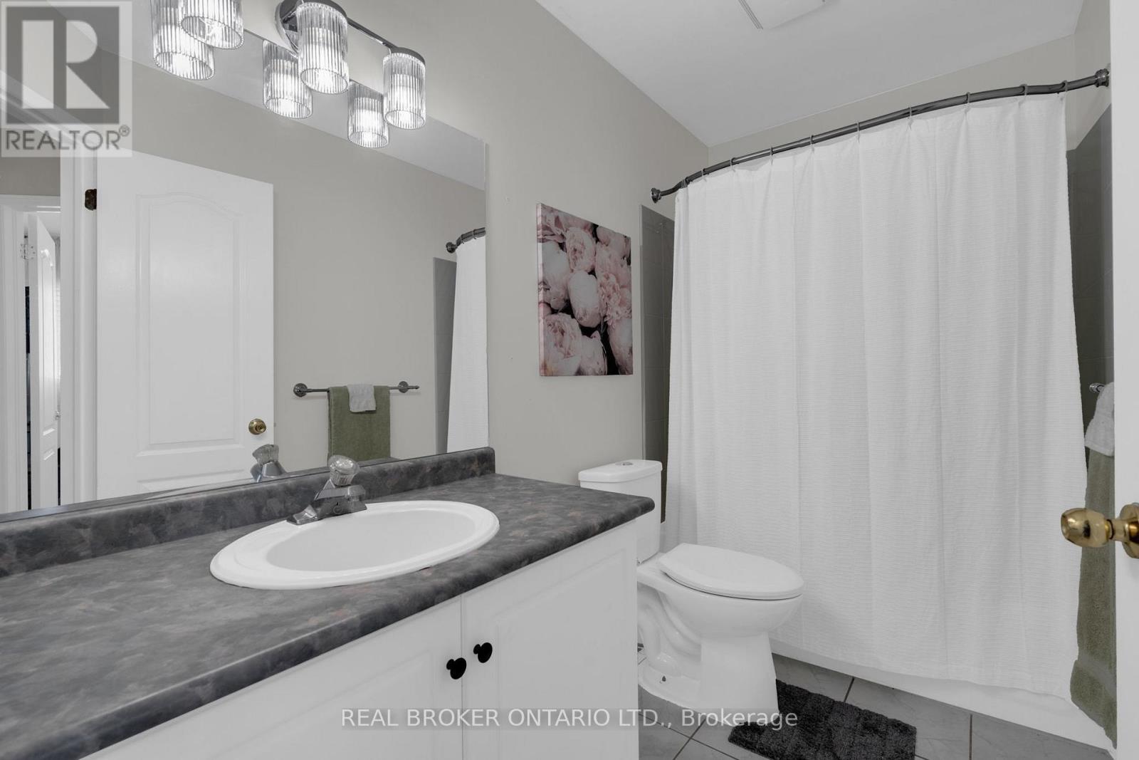 4 Parkside Crescent, Essa, ON - Indoor Photo Showing Bathroom