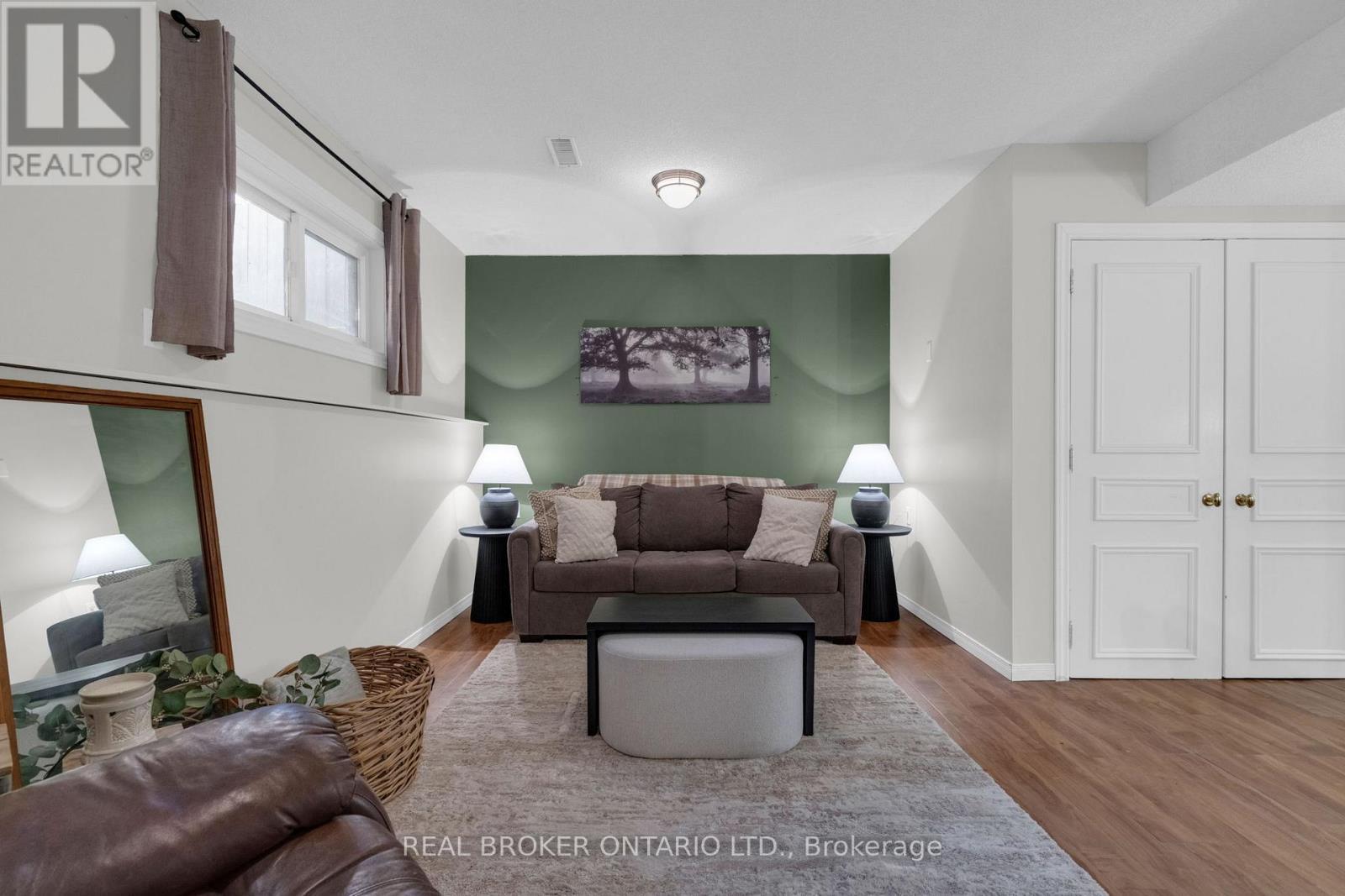4 Parkside Crescent, Essa, ON - Indoor Photo Showing Living Room