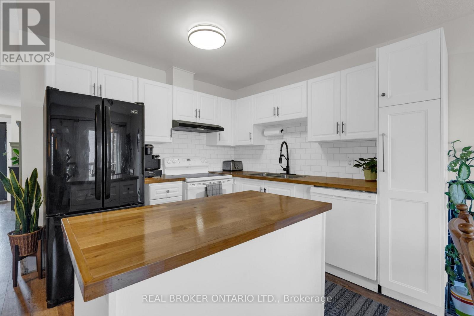 4 Parkside Crescent, Essa, ON - Indoor Photo Showing Kitchen With Double Sink