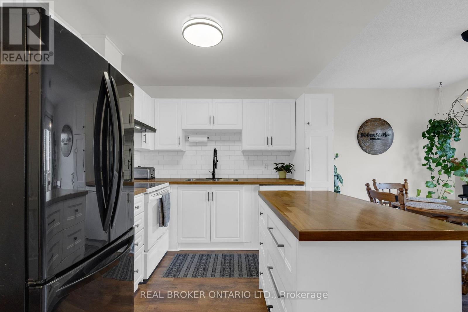 4 Parkside Crescent, Essa, ON - Indoor Photo Showing Kitchen