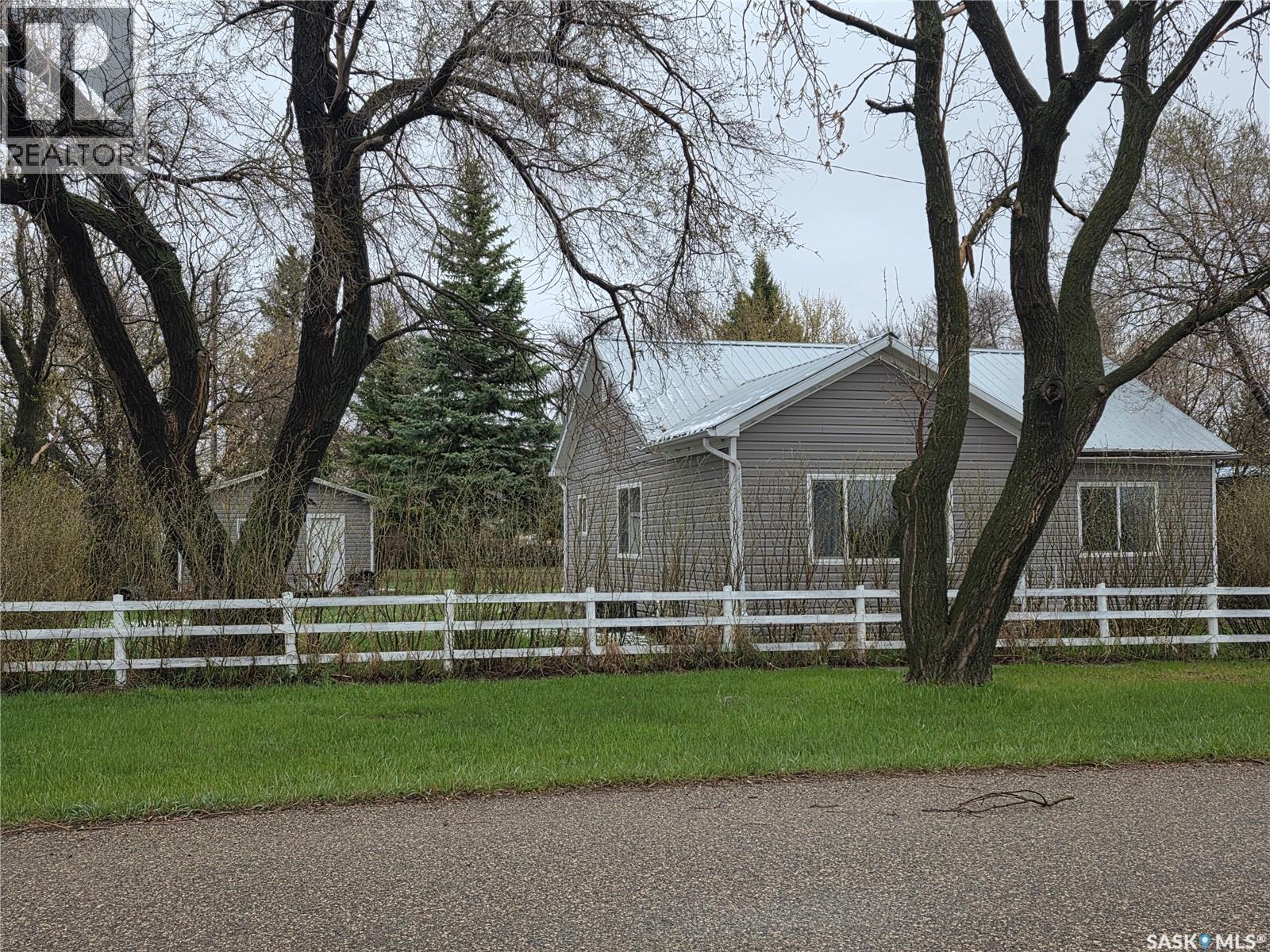 700 Railway Avenue, Dysart, SK - Outdoor