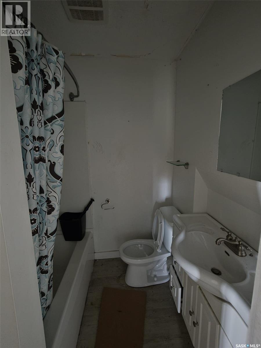 700 Railway Avenue, Dysart, SK - Indoor Photo Showing Bathroom