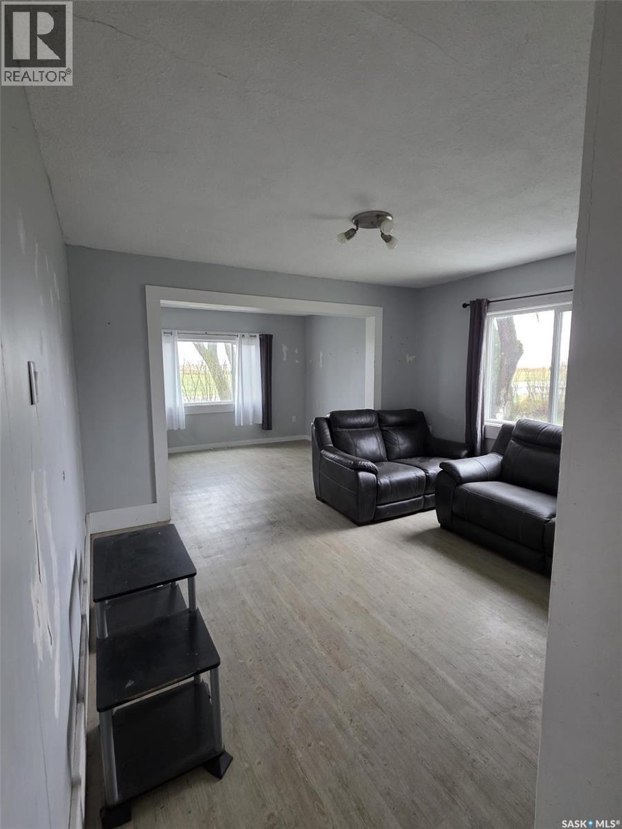 700 Railway Avenue, Dysart, SK - Indoor Photo Showing Living Room