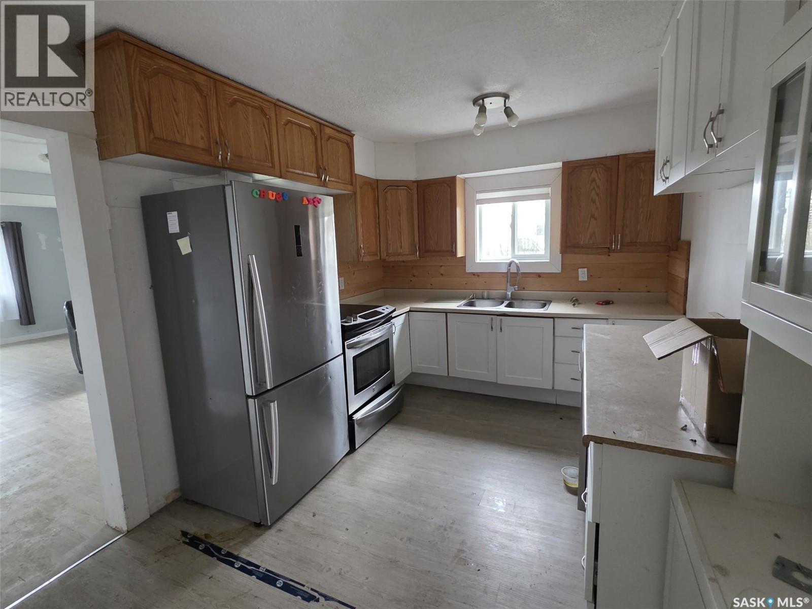 700 Railway Avenue, Dysart, SK - Indoor Photo Showing Kitchen With Double Sink